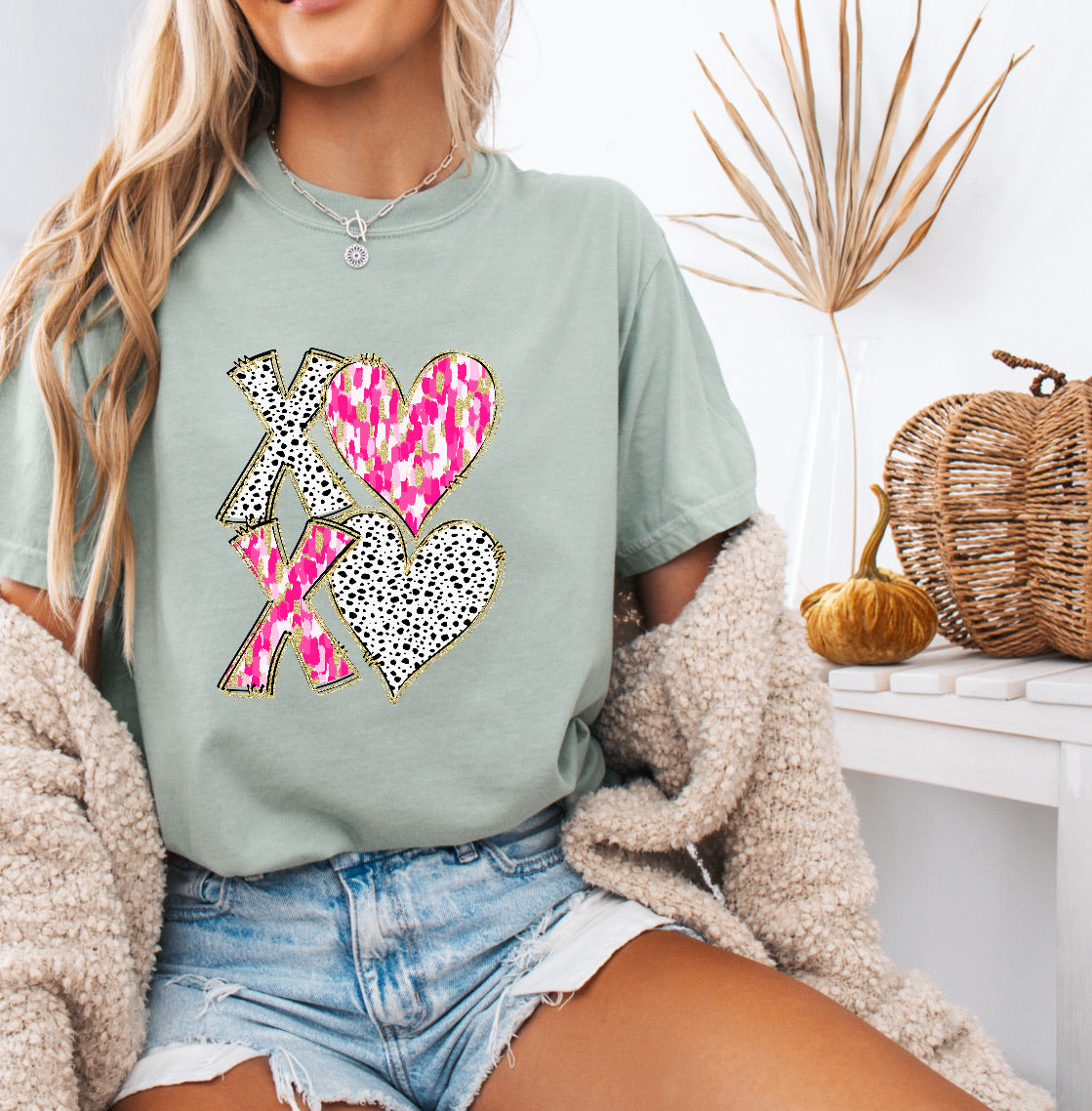 Glitter XOXO Pink Valentine’s Shirt – Comfort Colors