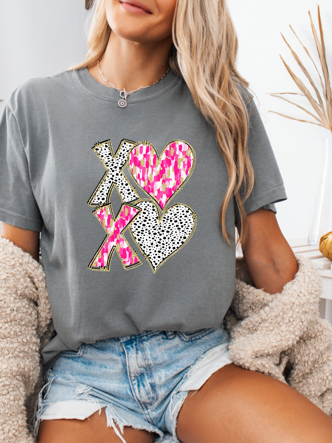 Glitter XOXO Pink Valentine’s Shirt – Comfort Colors